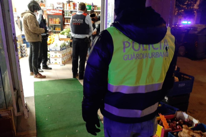 Los agentes de la Guardia Urbana de Reus y Mossos inspeccionando un local.
