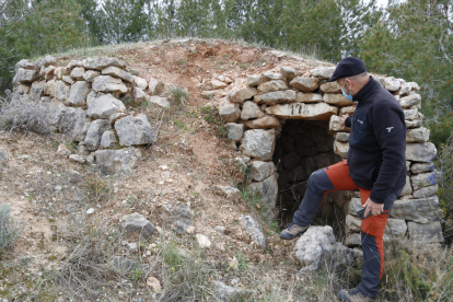 Barraca de piedra seca en Montblanc, con un naturista local, Manel Martínez.