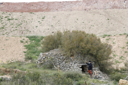 Barraca de pedra seca a Montblanc, que es manté dempeus i solitària.