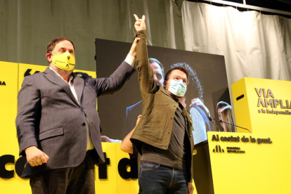 Oriol Junqueras y Pere Aragonès saludando al público durante un acto de campaña.