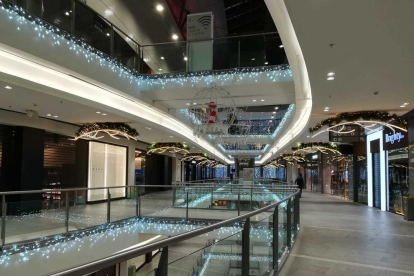 Imatge de l'interior del centre comercial amb les tradicionals llums de Nadal