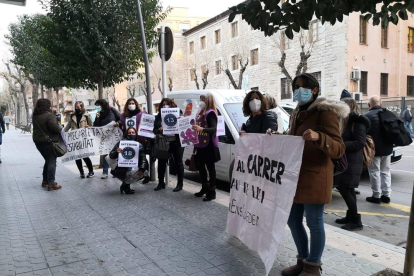 Imagen de la concentración en las puertas de la sede del PSC de Tarragona.