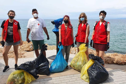 Voluntarios de la limpieza de playas en Salou.