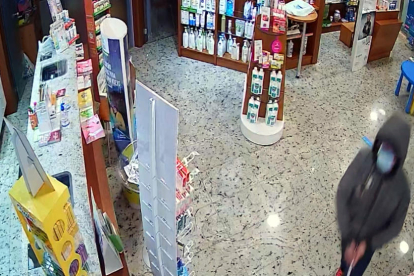 Una cámara de seguredad capta el ladrón en el atraco de una farmacia en Nou Barris.