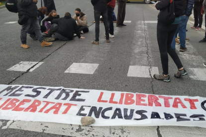 Manifestants tallen la circulació de la Plaça Imperial Tarraco a Tarragona contra l'empresonament de Pablo Hasel