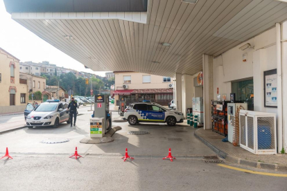 Els agents dels Mossos d'Esquadra i la Policia Local a la gasolinera afectada.