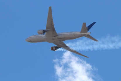 Una imagen del fallo del Boeing 777-200 que despegó del aeropuerto internacional de Denver, este sábado.HAYDEN SMITH / EFE