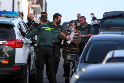 Momento d ela detención del hombre sospechoso de matar a sus hermanos.