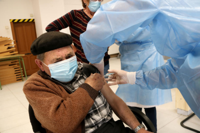 Un hombre recibiendo la vacuna contra la covid-19.