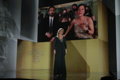 La enfermera Ana María Ruiz anunciando el Premio Goya a la mejor película, que ha recibido 'Las niñas'.