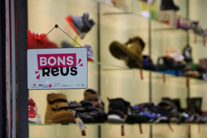 Un cartel identificativo de los Bons Reus en una zapatería de la calle Sant Joan.