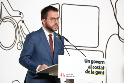El candidato de ERC a presidir la Generalitat, Pere Aragonès, durant la conferència a Barelona.