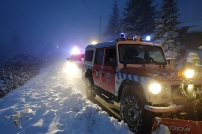 Vehicles de Protecció Civil de Montblanc actuant en un camí nevat.