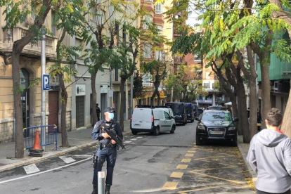 Imatge de l'operatiu policial al carrer Reding de Tarragona
