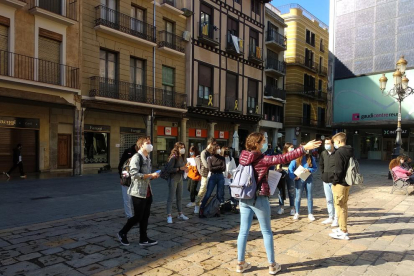 El grup de joves estudiants del Gabriel Ferrater, a la plaça del Mercadal.