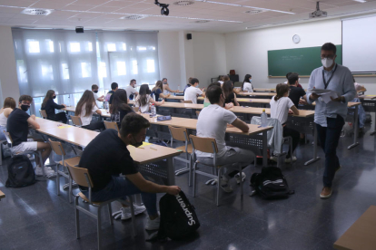 Pla general d'una aula del Campus Terres de l'Ebre de la URV abans de començar els exàmens de selectivitat.