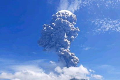 Imatge del volcà quan ha entrat en erupció