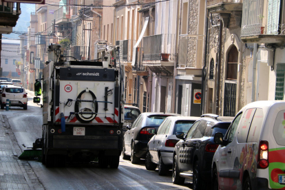 Camión de la brigada limpiando las calles de Sant Vicenç de Castellet.