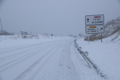 Pla de la carretera d'accés a Falset completament nevada.