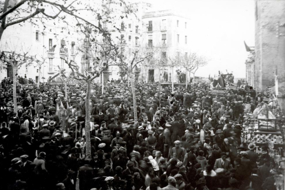 Fotografia d'Hermenegild Vallvé on es veu la plaça del Rei el Divendres Sant del 1931.