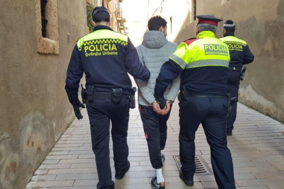 Imatge d'arxiu d'una detenció de la Guàrdia Urbana i els Mossos d'Esquadra a Tarragona.