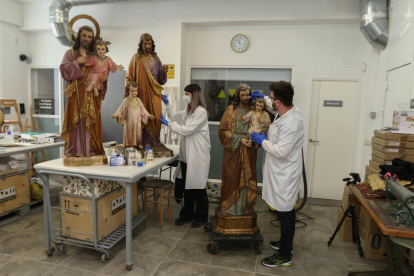 Els Sant Josep de la Parròquia de la Immaculada, la de Sant Francesc i la de Santa Maria, al taller.