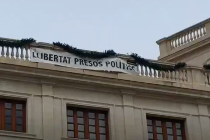 Cs reclama a la Junta Electoral la retirada de la pancarta de la façana de l'Ajuntament de Reus