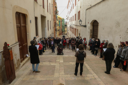 Unas cincuenta personas se reunieron ante Las Oblatas, en la calle del Portal del Carro.