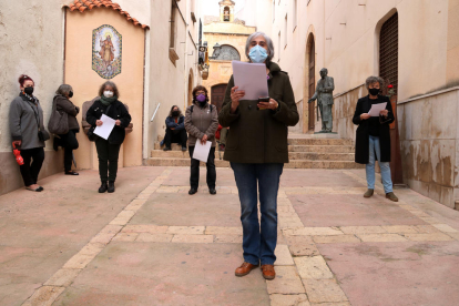 Las organizadoras leyendo las fichas de ingreso en la prisión de las 11 mujeres muertas al convento Las Oblatas durante el franquismo, en el homenaje organizado por el Foro de Tarragona por la Memoria.