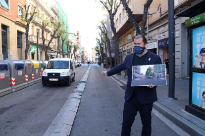 El consejero de Territorio, Xavier Puig, con el diseño de cómo quedará la calle Canyelles después de la intervención.