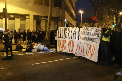 La capçalera de la manifestació de Barcelona d'ahir a la zona de la plaça de Tetuan.