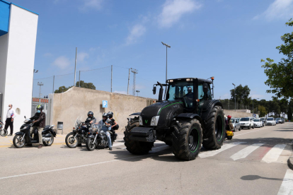 Els vehicles al començament de la marxa lenta a la Ràpita per denunciar el retard de la tramitació del projecte executiu per millorar la carretera de Poble Nou del Delta.