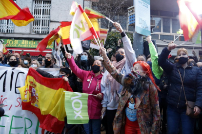 Algunos de los seguidores de Vox que han llenado con banderas la plaza Española de l'Hospitalet de Llobregat.