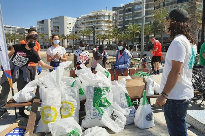 Bolsas de residuos recopiladas por los voluntarios.