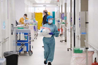 Una profesional sanitaria camina por uno de los pasillos del nuevo espacio polivalente del Hospital de Bellvitge