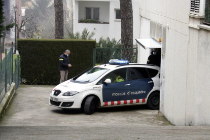 Un coche de los Mossos d'Esquadra se lleva a la detenida.