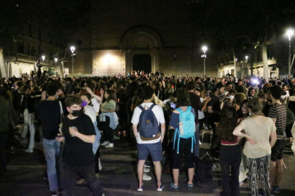 Centenars de joves celebran la caiguda del toc de queda a la plaça de la Virreina de Barcelona.