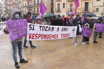 Una pancarta exhibida durante el acto institucional del 8-M del Ayuntamiento de Tarragona.