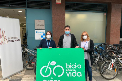 Representants de la Fundació Alberto Contador fent la donació de les bicicletes a representants del Hospital de Dia.