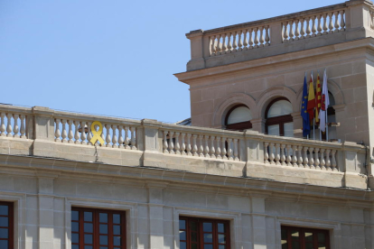 Pla detall del llaç groc penjat a la façana de l'Ajuntament de Reus
