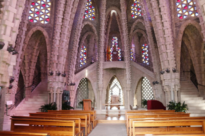 Interior del santuari de la Mare de Déu de Montserrat de Montferri, obra de Jujol, deixeble de Gaudí.