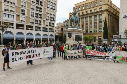 Manifestants amb pancartes reivindicatives durant la protesta feta a la plaça Prim de Reus.