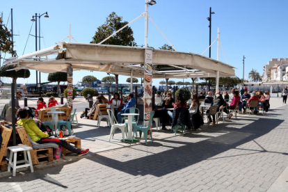 Personas sentadas a las terrazas de los bares del paseo marítimo de Cambrils en el primer fin de semana sin confinamiento comarcal.