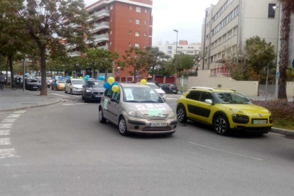 Imatge de la protesta d'aquest diumenge en forma de caravana de cotxes al seu pas pel carrer Vidal i Barraquer.