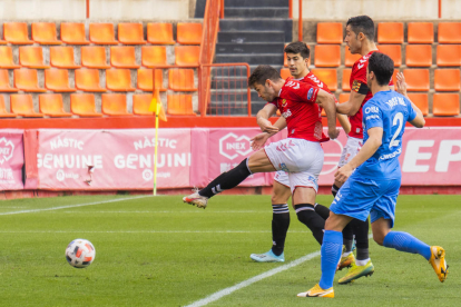 Fran Carbia dispara en el gol que va servir per sumar tres punts contra el Lleida.