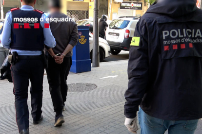 El detingut té 45 anys, és de nacionalitat espanyola i és veí de l'Hospitalet de Llobrega