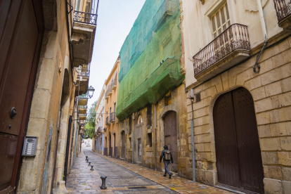 L'edifici del número 7 del carrer d'en Granada va ser enderrocat i ara la façana amaga un solar buit.