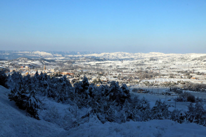 La comarca del Priorat i de la seva capital, Falset, totalment coberta de neu ahir dilluns.