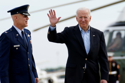 El presidente de los Estados Unidos, Joe Biden, saluda antes de embarcarse en el Air Force One.