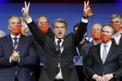 Joan Laporta celebrant la seva victòria a les eleccions presidencials del Barça.
